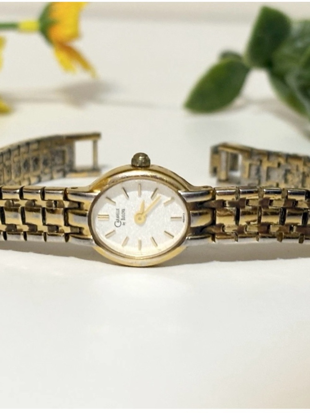 Vintage Caravelle Bulova Elegant Champagne Oval Dial Classy Gold Bracelet Watch - Picture 2 of 6